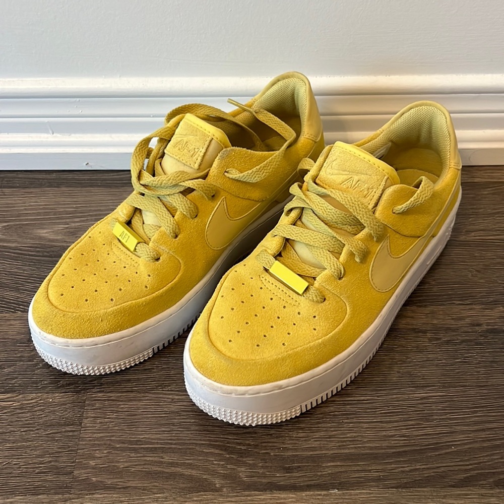 Nike Wmns Air Force 1 Sage Low 'Celery' AR5339-300